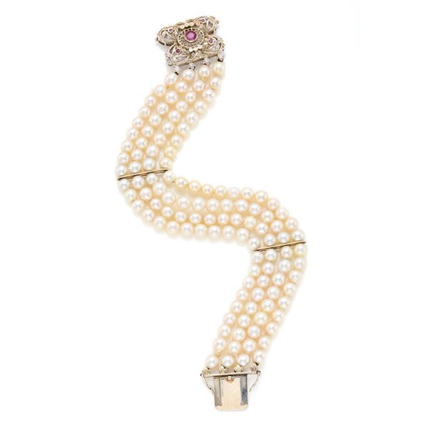 Pearl bracelet with gold clasp