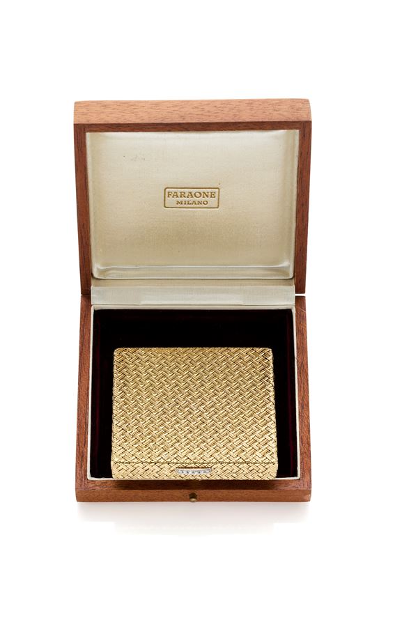 Illario gold powder case