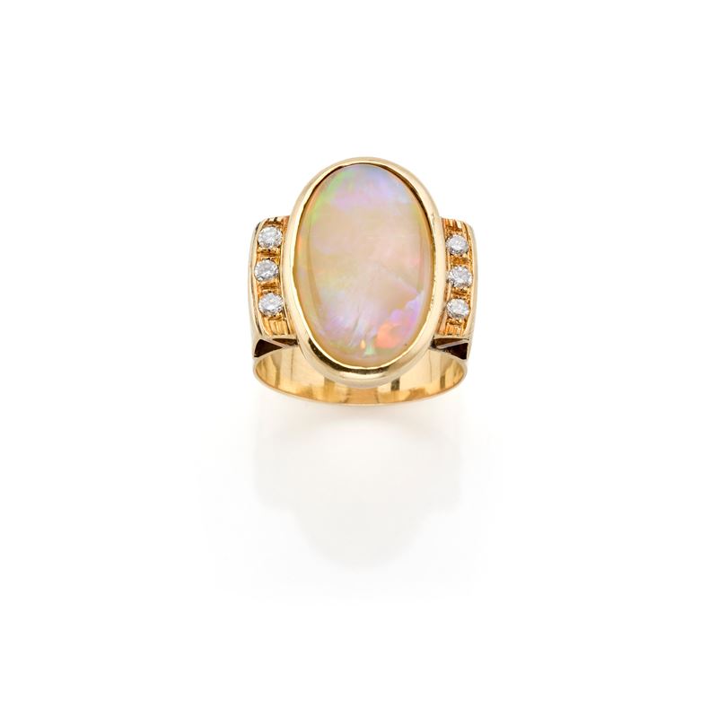 Anello in oro con opale