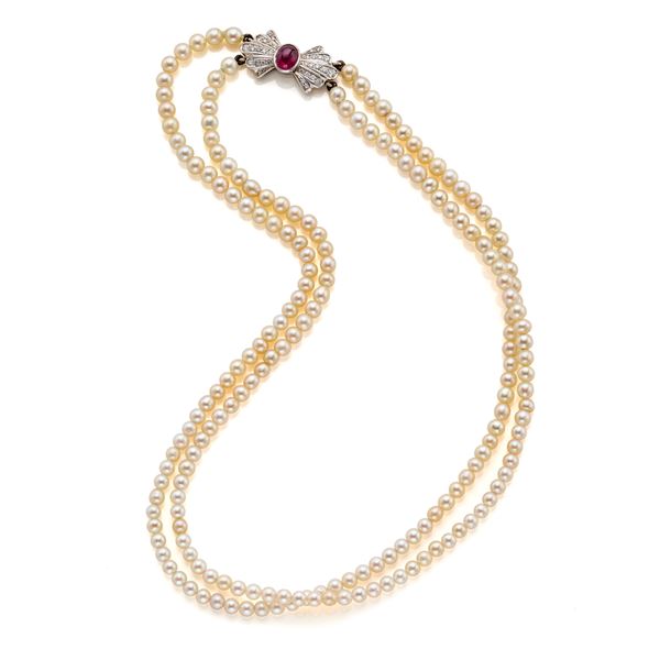 Collana di perle Illario con chiusura con rubino e diamanti