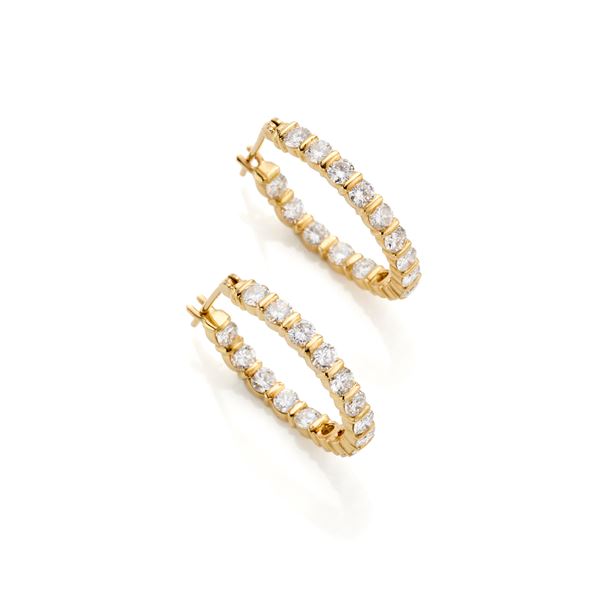 Gold earrings with diamonds