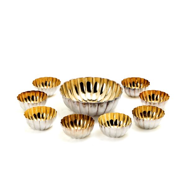 Silver set consisting of a bowl and eight bowls