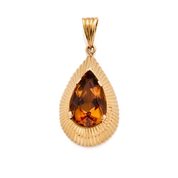 Gold pendant with quartz