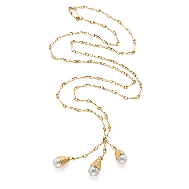 Collana in oro rifinita con perle