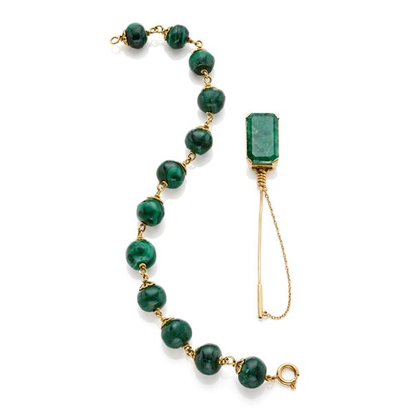 Lotto in oro composto da bracciale con malachite e spilla con smeraldo