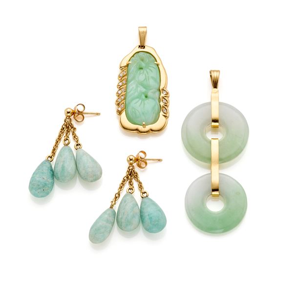 Gold lot consisting of two jadeite pendants and semi-precious stone earrings