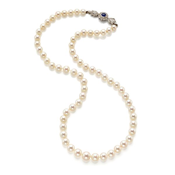 Collana di perle con chiusura in oro, diamanti e zaffiro