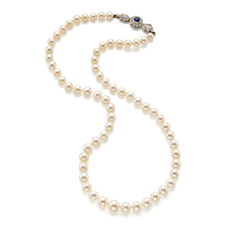 Collana di perle con chiusura in oro, diamanti e zaffiro