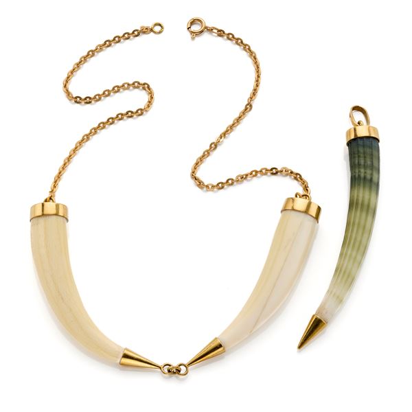 Lot in gold consisting of a horn-shape necklace and pendant