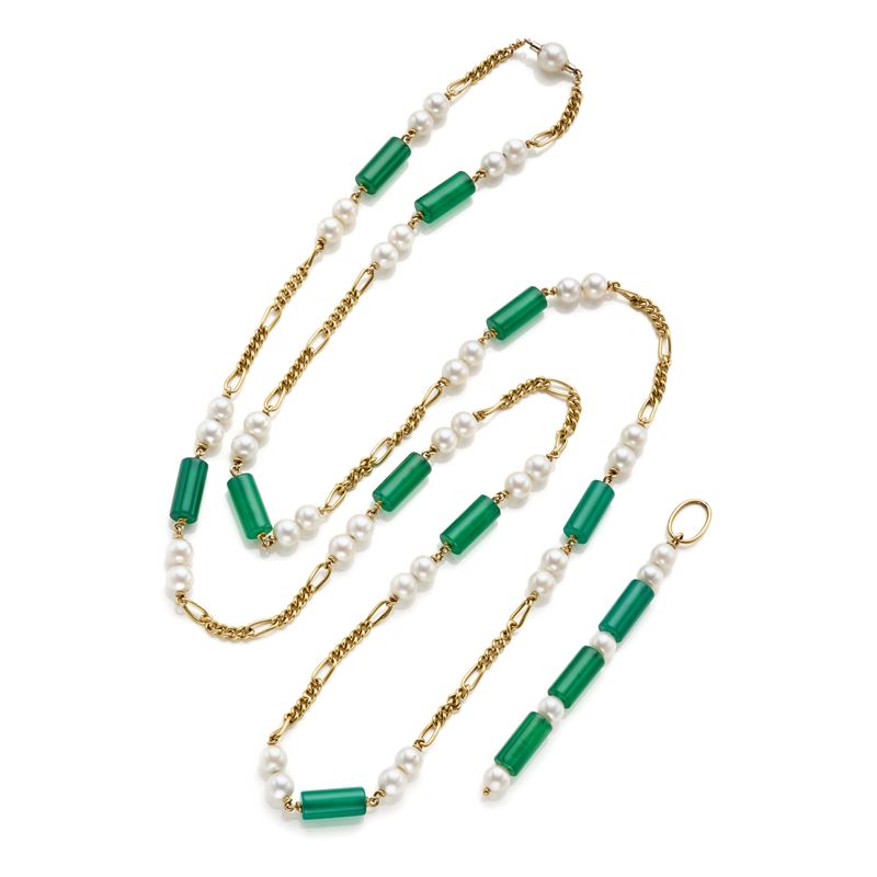 Lotto composto da pendente e collana in oro, perle e calcedonio