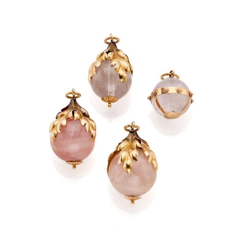 Lotto composto da quattro pendenti in oro e quarzo