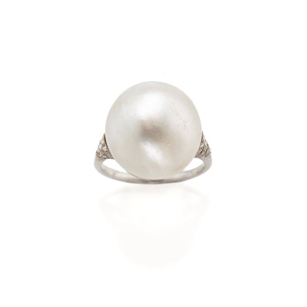 Anello in platino con perla naturale e diamanti