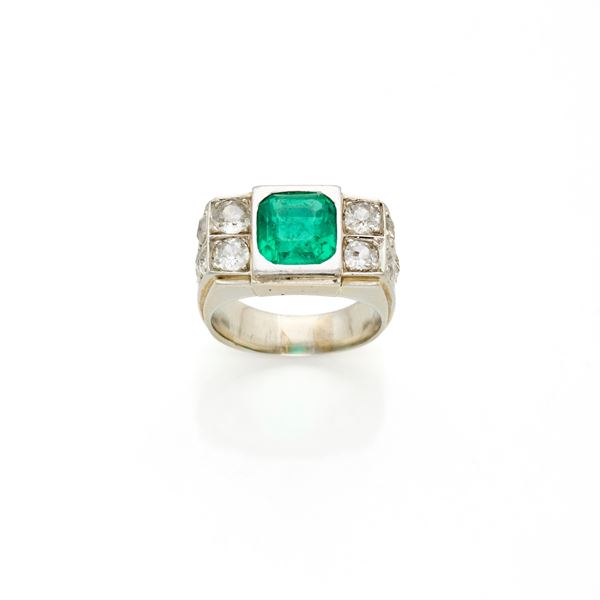 Anello in oro con smeraldo e diamanti