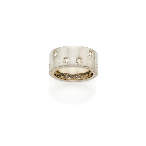 Anello in oro con diamanti