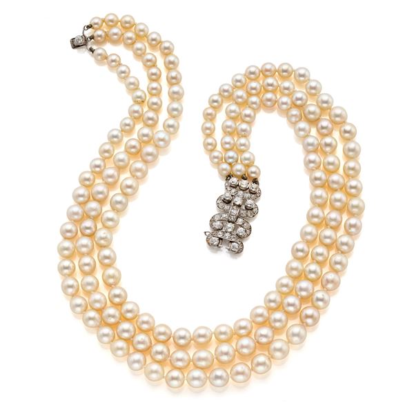 Pearl necklace with gold and diamond clasp