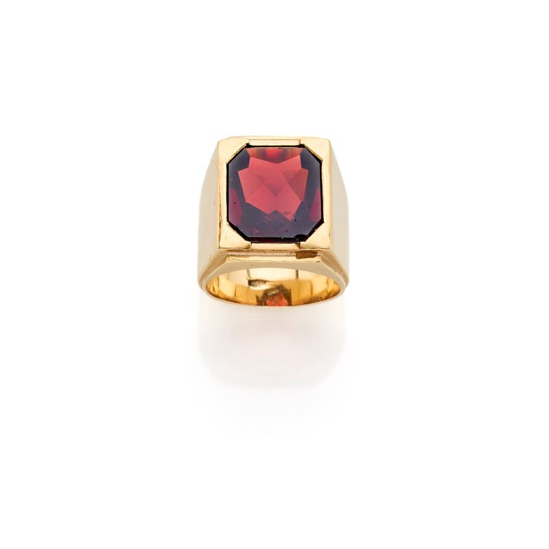 Anello chevalier in oro con granato