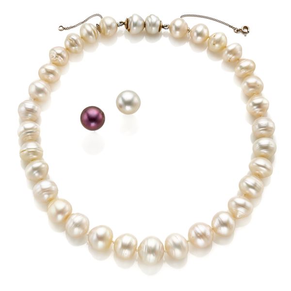 Collana e orecchini in oro con perle 