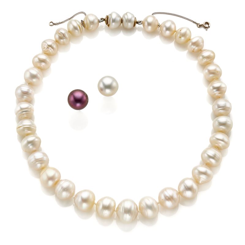 Collana e orecchini in oro con perle