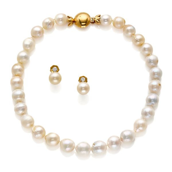 Collana e orecchini in oro e perle 