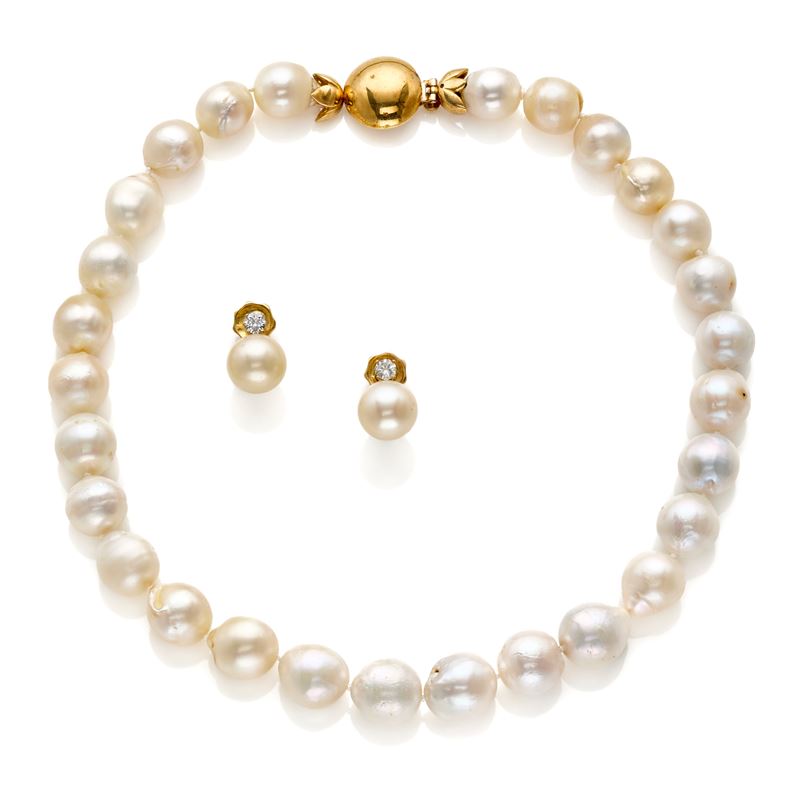 Collana e orecchini in oro e perle