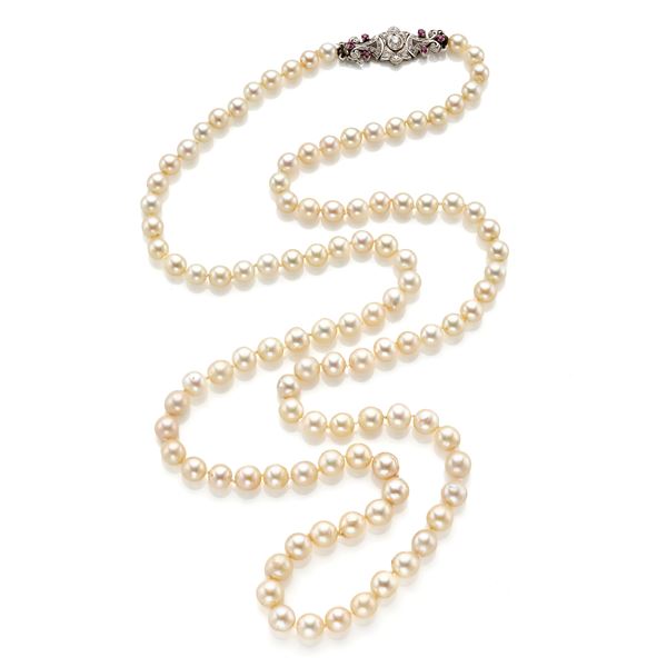 Collana a un filo di perle con chiusura in oro rifinita con rubini e diamanti