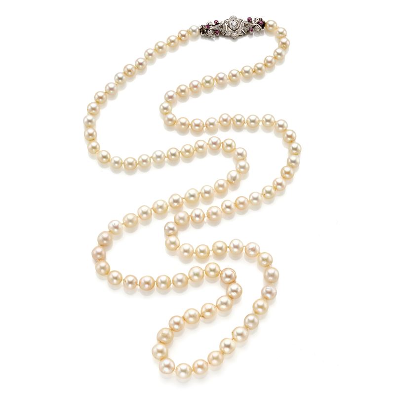 Collana a un filo di perle con chiusura in oro rifinita con rubini e diamanti