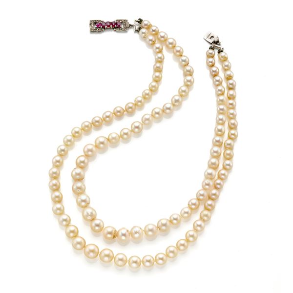 Collana di perle con chiusura in oro rubini e diamanti