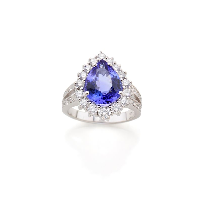 Anello in oro con diamanti e tanzanite