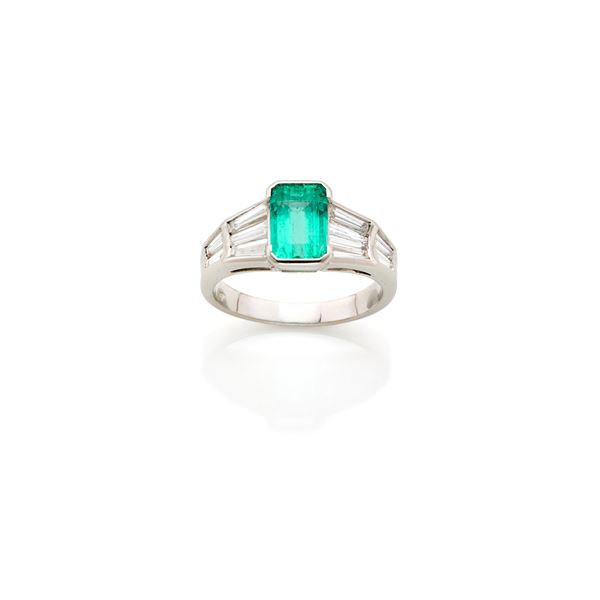 Anello in oro con diamanti e smeraldo