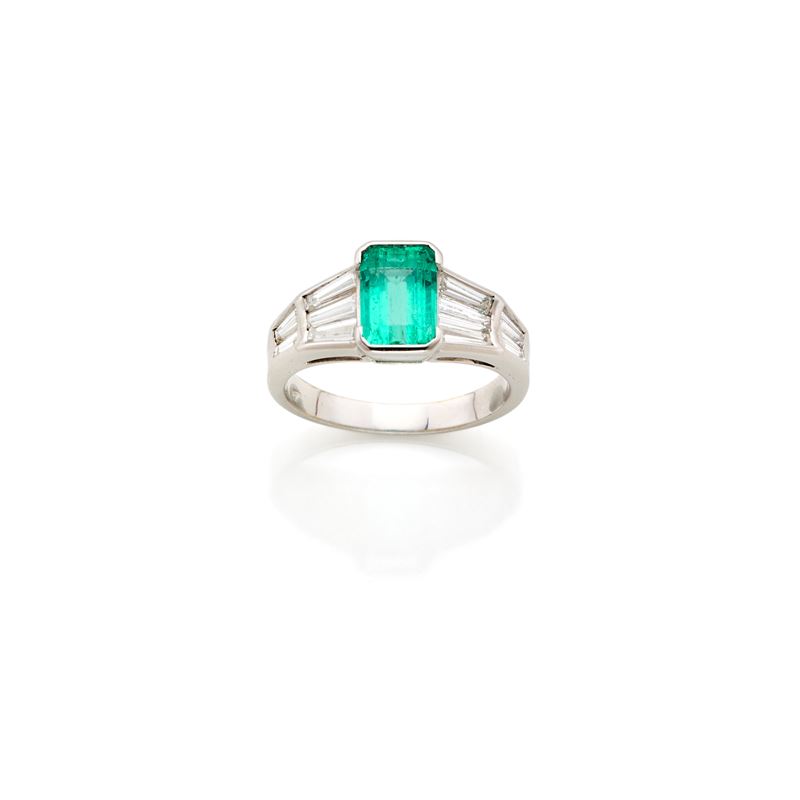 Anello in oro con diamanti e smeraldo