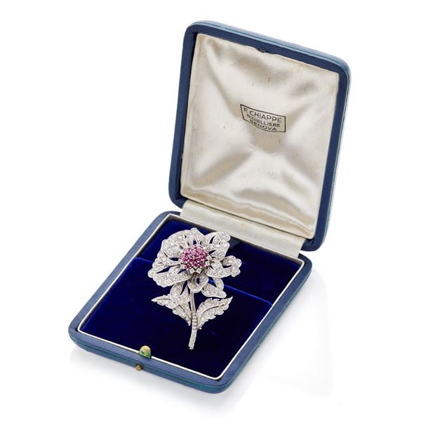 Spilla a fiore trasformabile in oro con diamanti e rubini