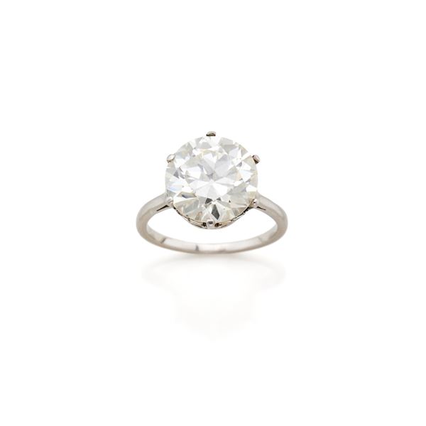 Platinum solitaire ring with diamond