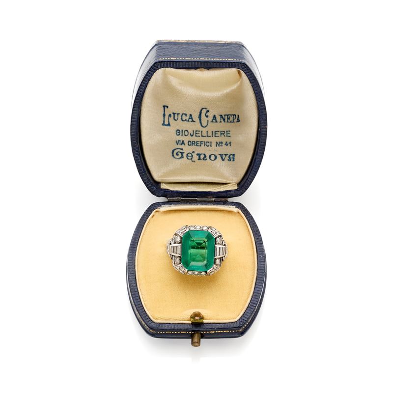 Anello in platino con smeraldo e diamanti