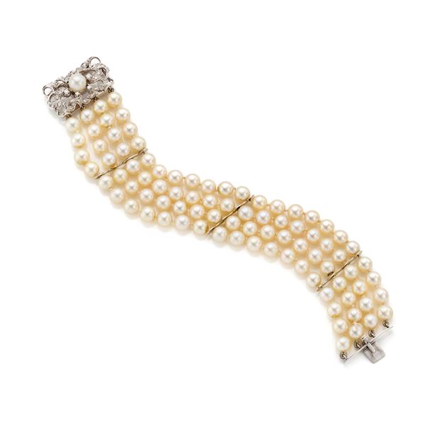 Pearl bracelet with gold and diamond clasp