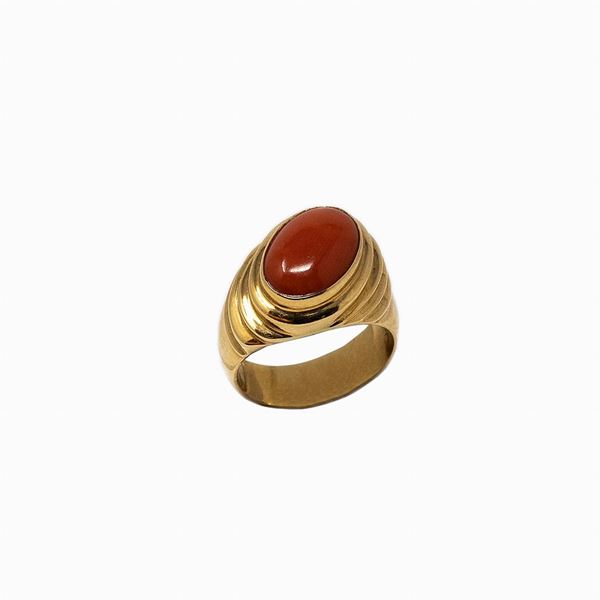 Anello in oro giallo e corallo