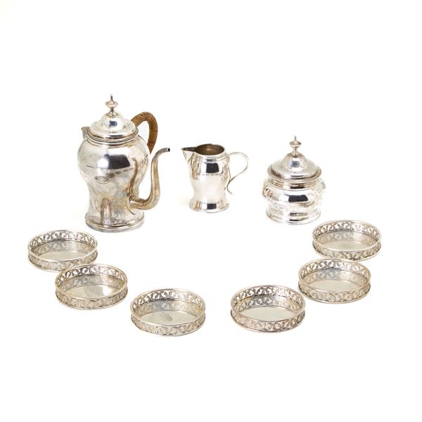 Servizio da caffè in argento e sottobicchieri in metallo  - Asta GIOIELLI, OROLOGI E LUXURY GOODS - Faraone Casa d'Aste