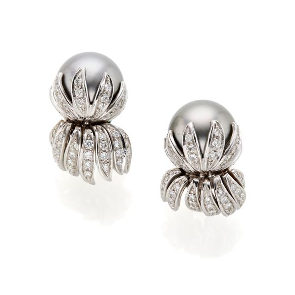 Gold earrings with grey pearl and diamonds