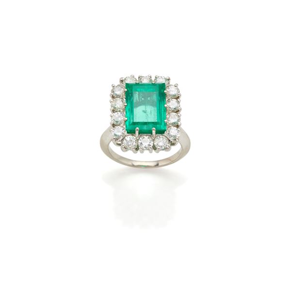 Anello in oro bianco con smeraldo e diamanti