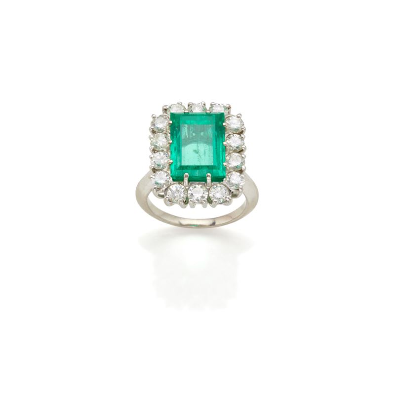 Anello in Oro Bianco con Smeraldo e Diamanti