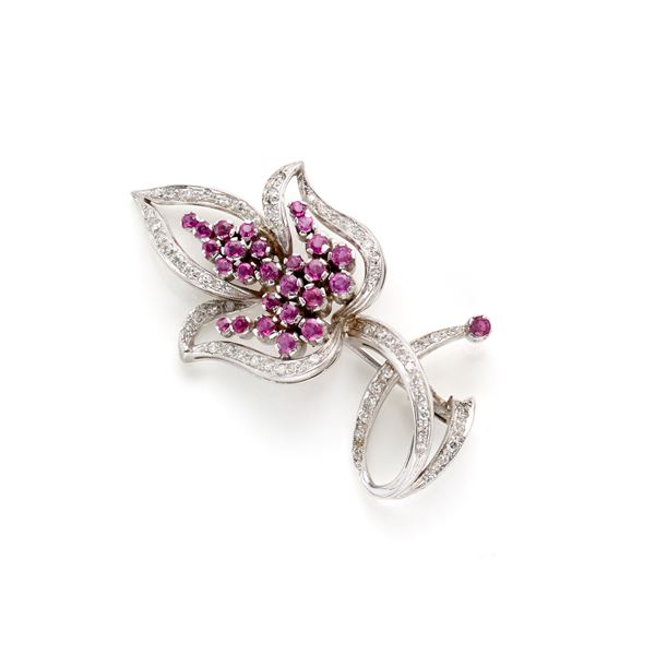 Spilla in oro con diamanti e rubini  - Asta GIOIELLI, OROLOGI E LUXURY GOODS - Faraone Casa d'Aste
