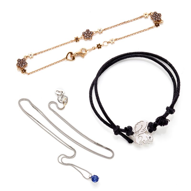 Due bracciali e una collana in oro