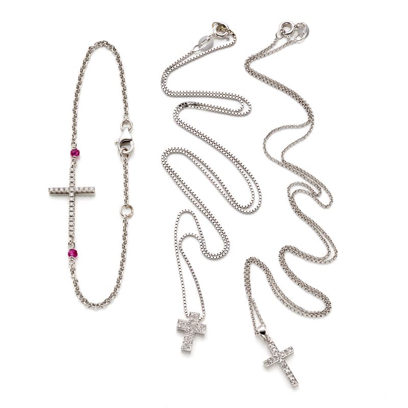 Due collane e un bracciale in oro