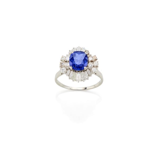 Anello con zaffiro e diamanti