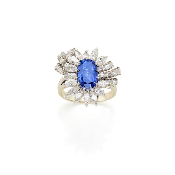 Anello con zaffiro e diamanti