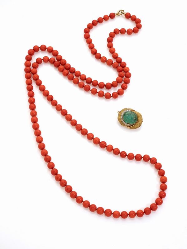 Collana in corallo con in fermezza oro, smeraldo e diamanti.