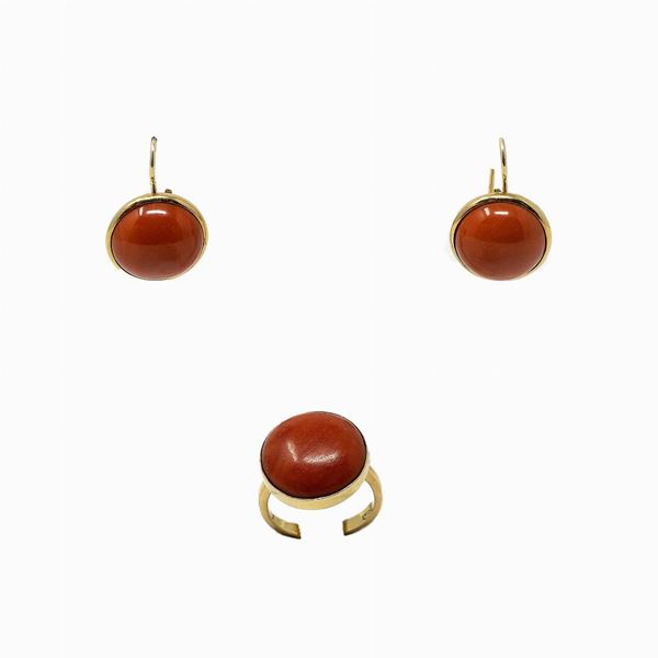 Orecchini e anello in oro e corallo