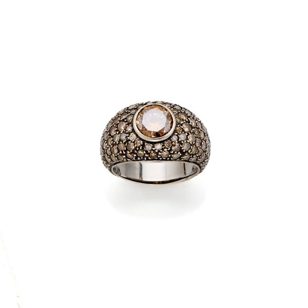 Anello in oro con diamanti