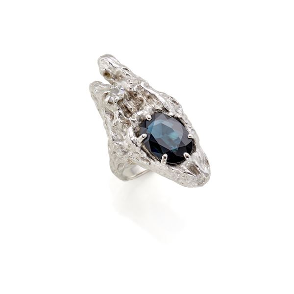 Anello in oro con zaffiro e diamante 