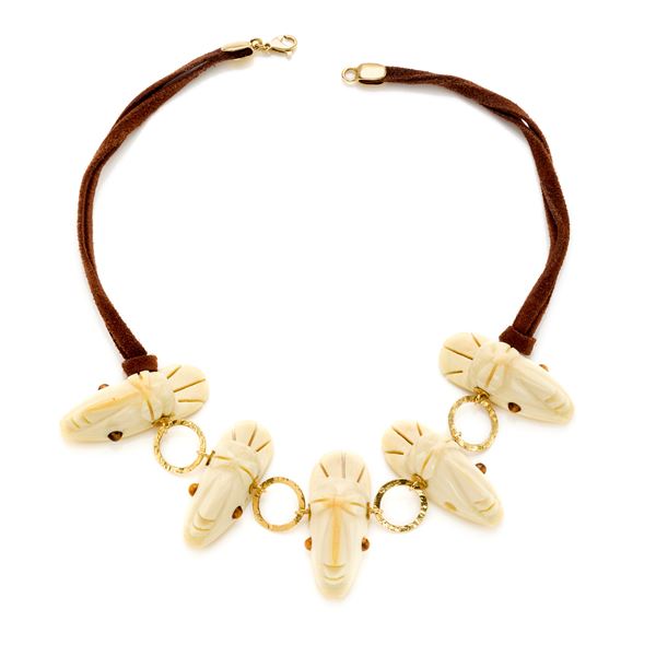 Collana con dettagli in oro 