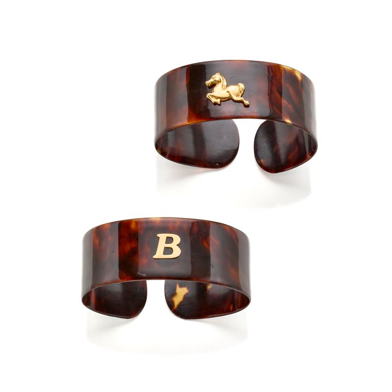 Due bangle con decori in oro